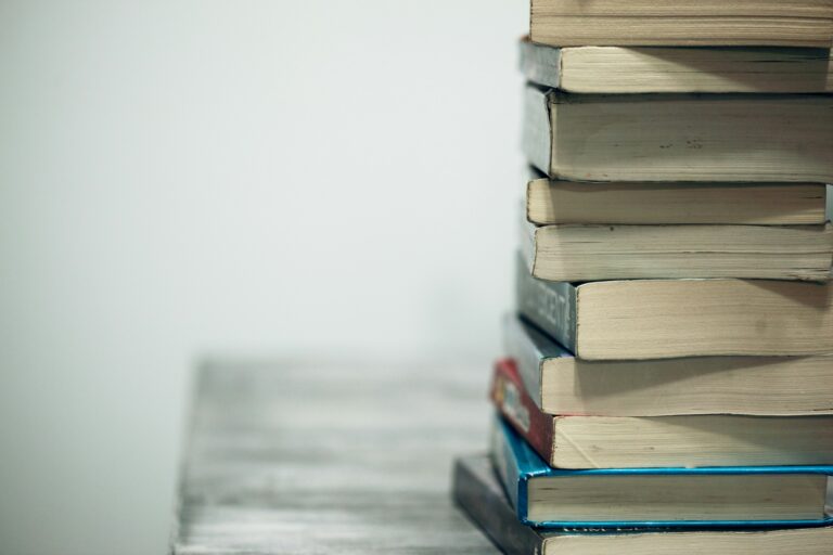 Photographie d'une pile de livres